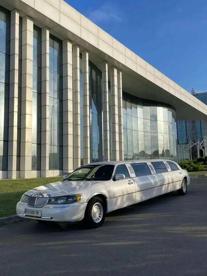 Lincoln Town Car Limousine 2002