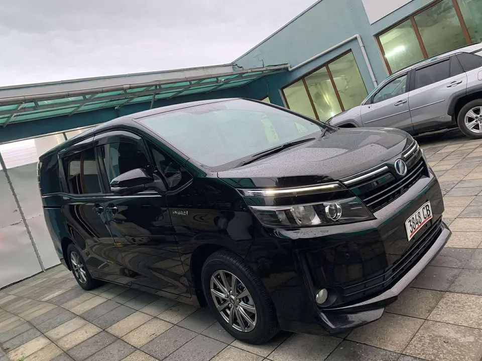 Toyota Voxy 2018