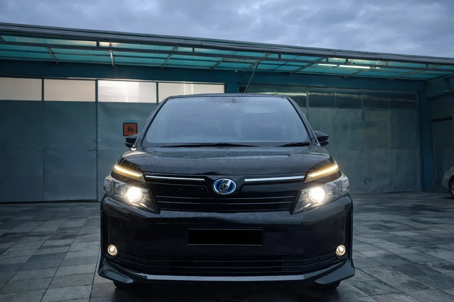 Toyota Voxy Hybrid 2018