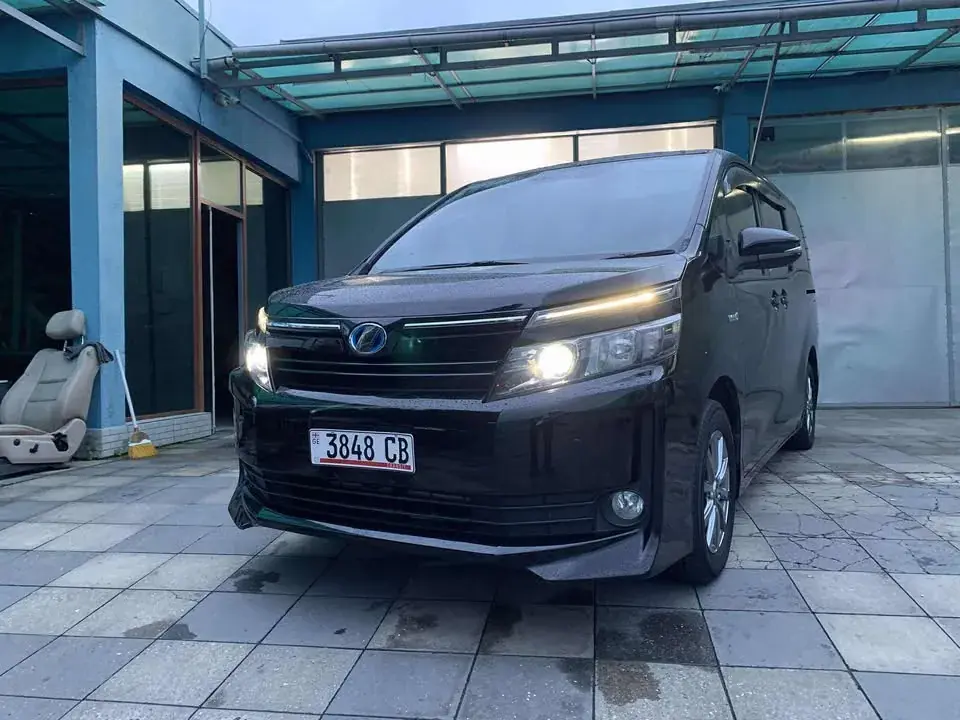 Toyota Voxy Hybrid 2017