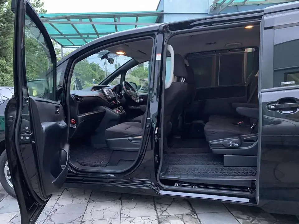 Toyota Voxy Hybrid 2017