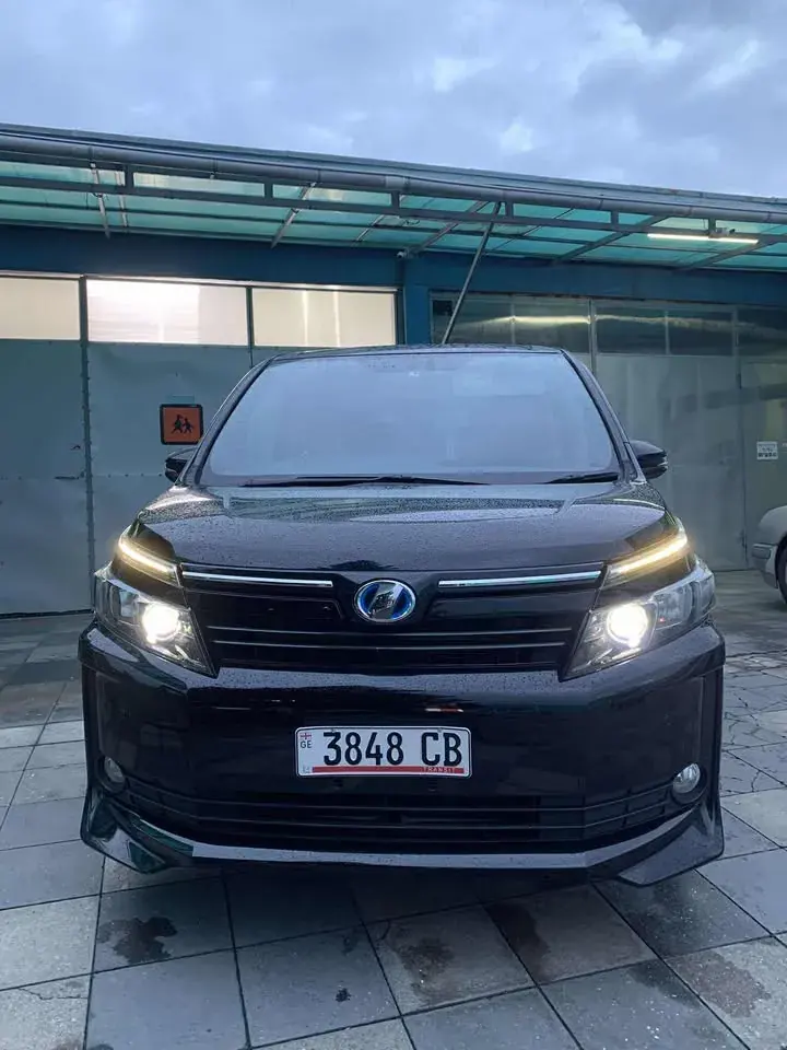 Toyota Voxy Hybrid 2017